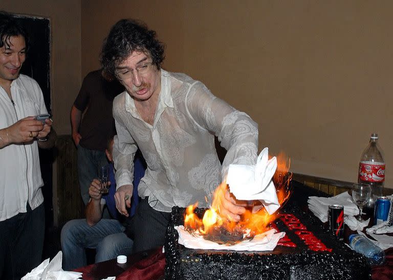 En su cumpleaños de 2007, Charly casi desata un incendio