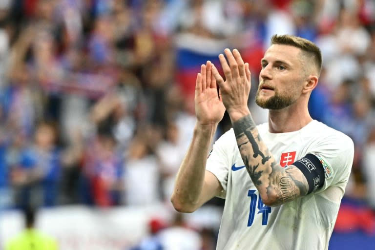 El central eslovaco Milan Skriniar celebra la victoria de Eslovaquia ante Bélgica en partido de la Eurocopa-2024 disputado en el Fráncfort Arena de Fráncfort, el 17 de junio de 2024 (JAVIER SORIANO)