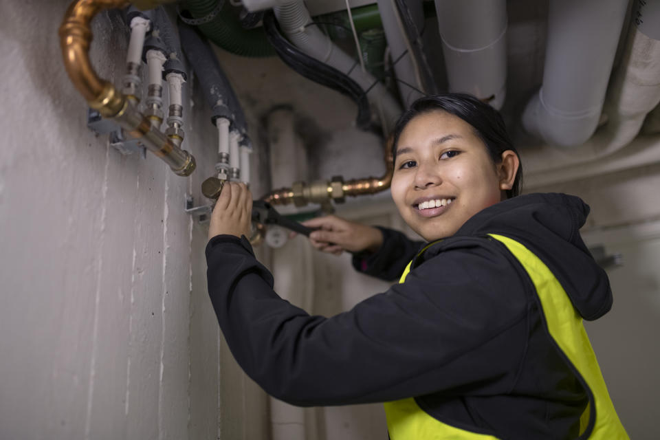 Young people choose to become carpenters or plumbers instead of going to university.  Photo: Getty Images