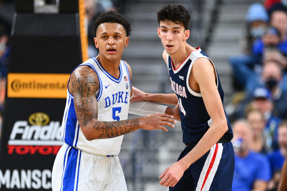 Duke forward Paolo Banchero guards Gonzaga forward Chet Holmgren.