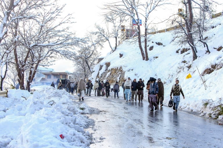 Local tourists streamed out on foot after Pakistan troops cleared snow from roads to Murree following a deadly blizzard (AFP/-)