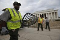 The Lincoln Memorial is sealed off from visitors in Washington, October 1, 2013. The U.S. government began a partial shutdown on Tuesday for the first time in 17 years, potentially putting up to 1 million workers on unpaid leave, closing national parks and stalling medical research projects. REUTERS/Jason Reed (UNITED STATES - Tags: POLITICS BUSINESS)