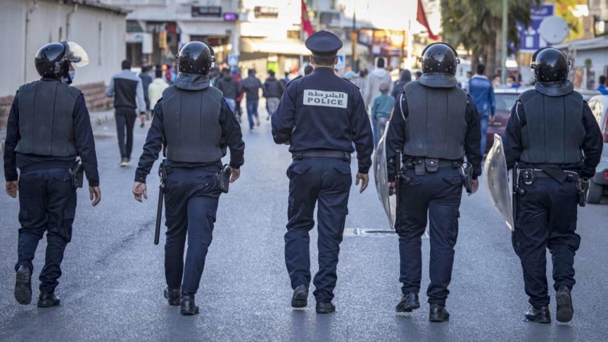 Moroccan security forces deploy to disperse a demonstration in the city of Rabat on november 7, 2021, against a mandatory Covid-19 vaccine pass imposed by the government. (Photo by FADEL SENNA / AFP)