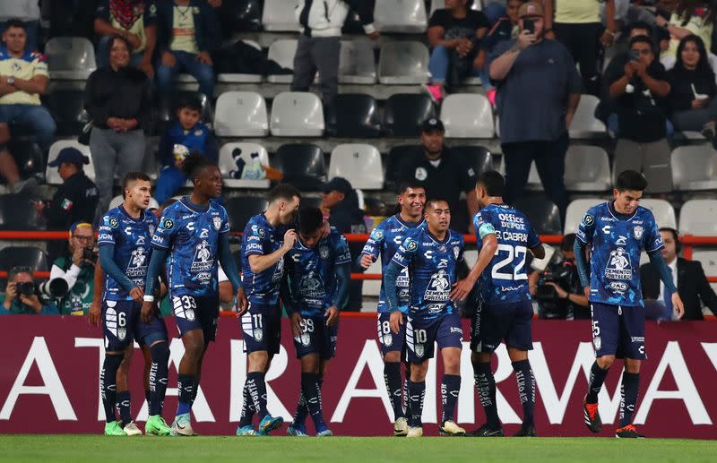 Jugadores de Pachuca felicitan a Nelson Deossa tras anotar el segundo gol con el que Pachuca venció al América en la semifinal de la Copa de Campeones de la Concacaf