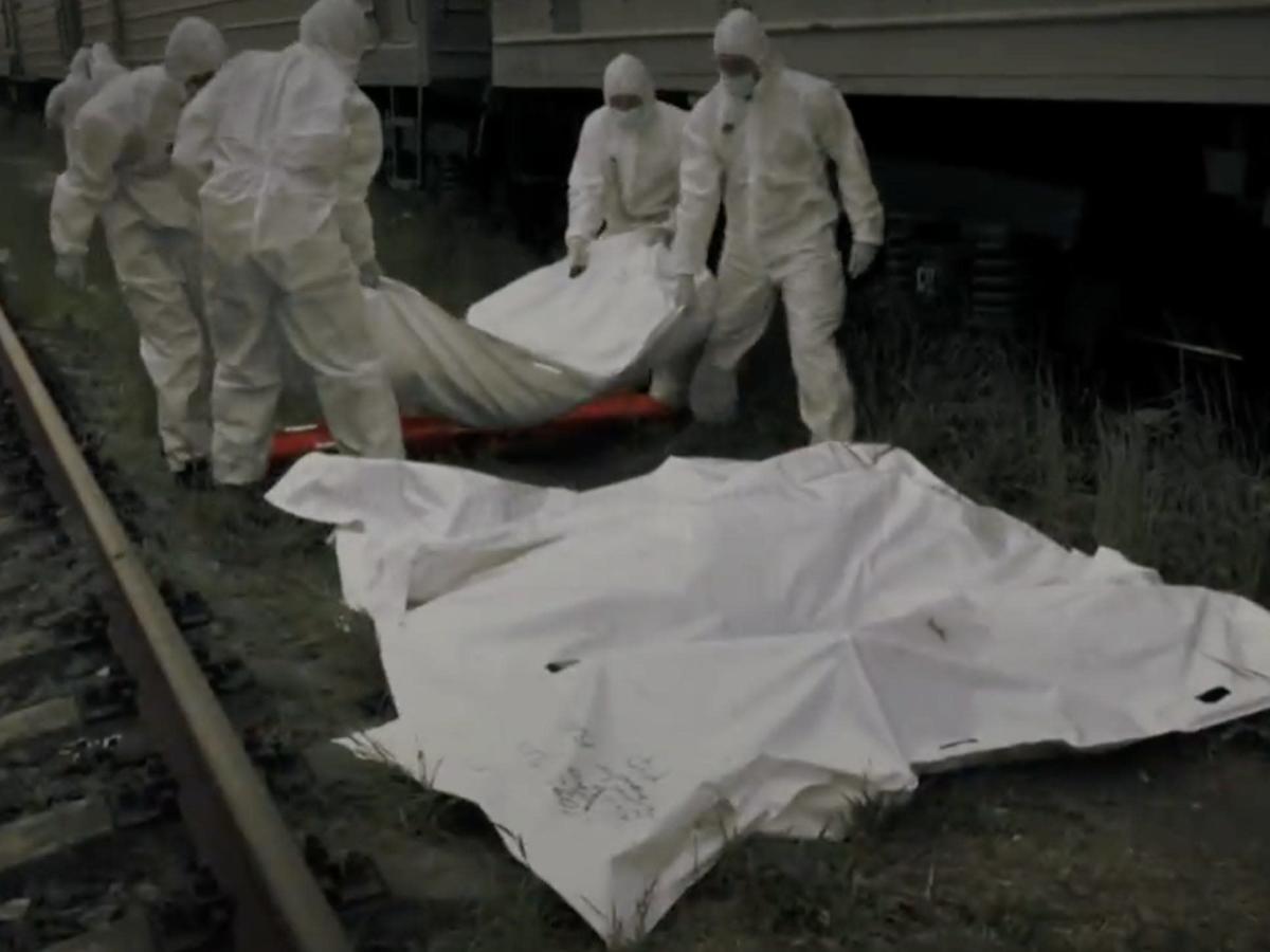 На видео видно, как российских погибших на войне запихивают в вагоны-рефрижераторы в Украине.