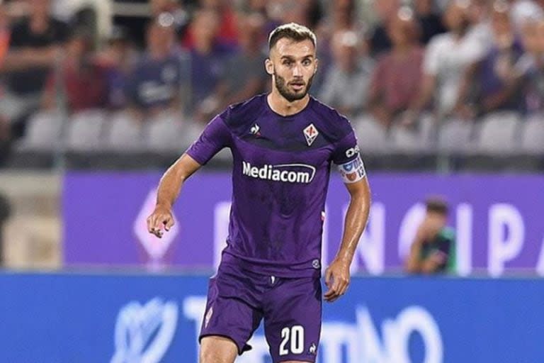 Con la cinta de capitán de Fiorentina que le rinde homenaje a Davide Astori, un amigo que extraña cada día