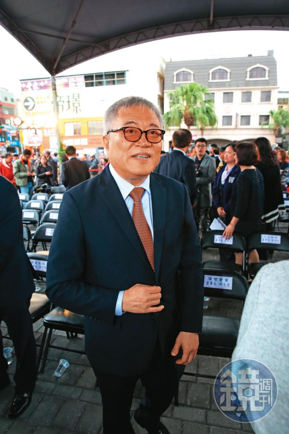 賀鳴鐸過去在廣豐負責海外事業，主導香港大中華公司交易案。