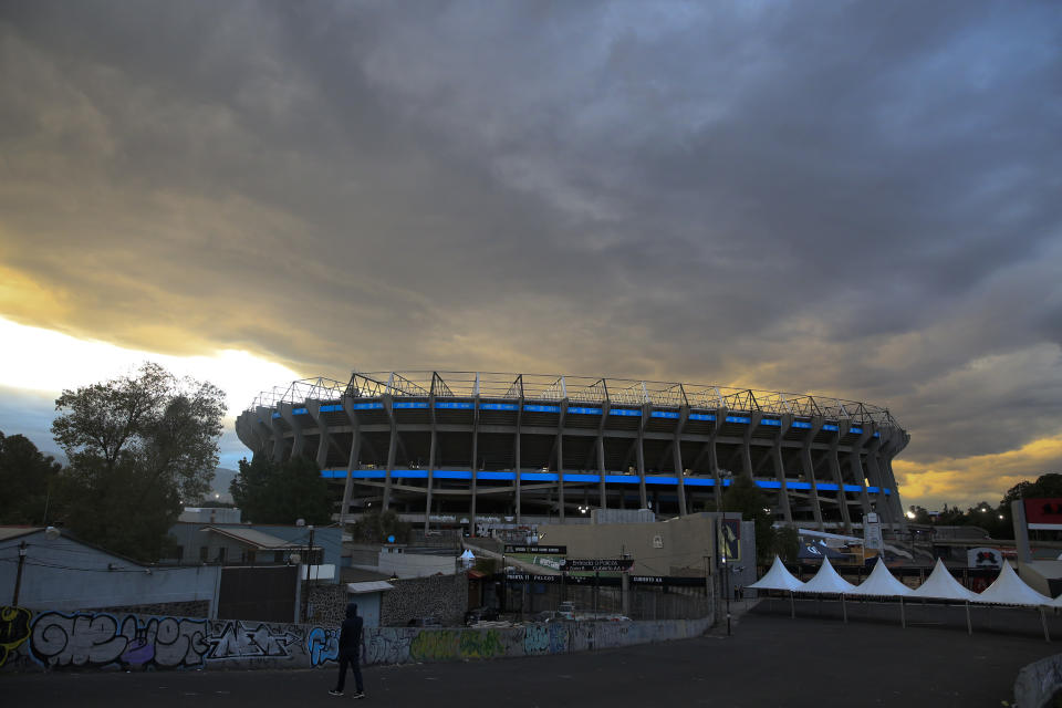 La fotografía del martes 13 de noviembre de 2018 muestra el estadio Azteca de la Ciudad de México, descartado en la jornada para un encuentro de la NFL previsto para el próximo lunes, debido al mal estado de la cancha (AP Foto/Rebecca Blackwell)