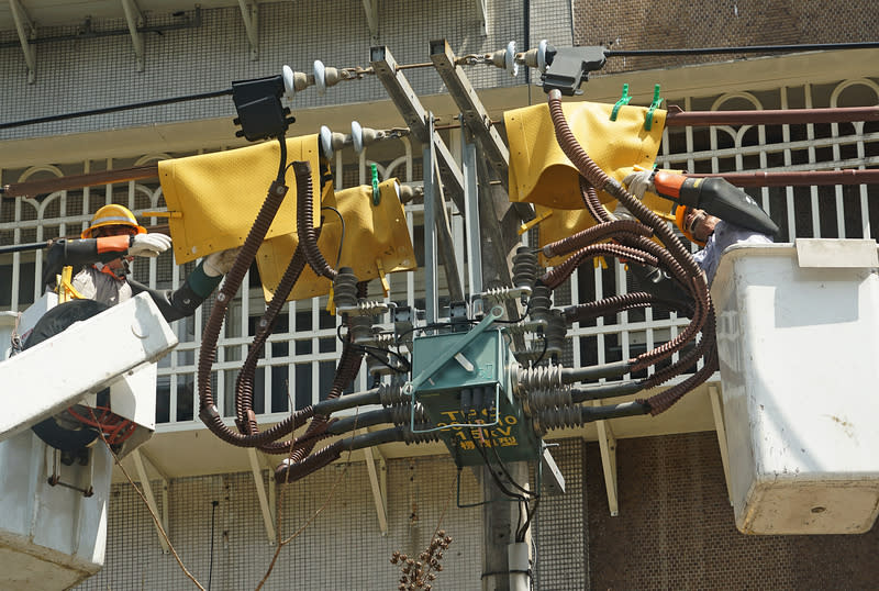 台電在不停電狀況下施工，工程人員將可能觸碰到的高壓電桿包覆絕緣套及絕緣墊，確保工程安全。