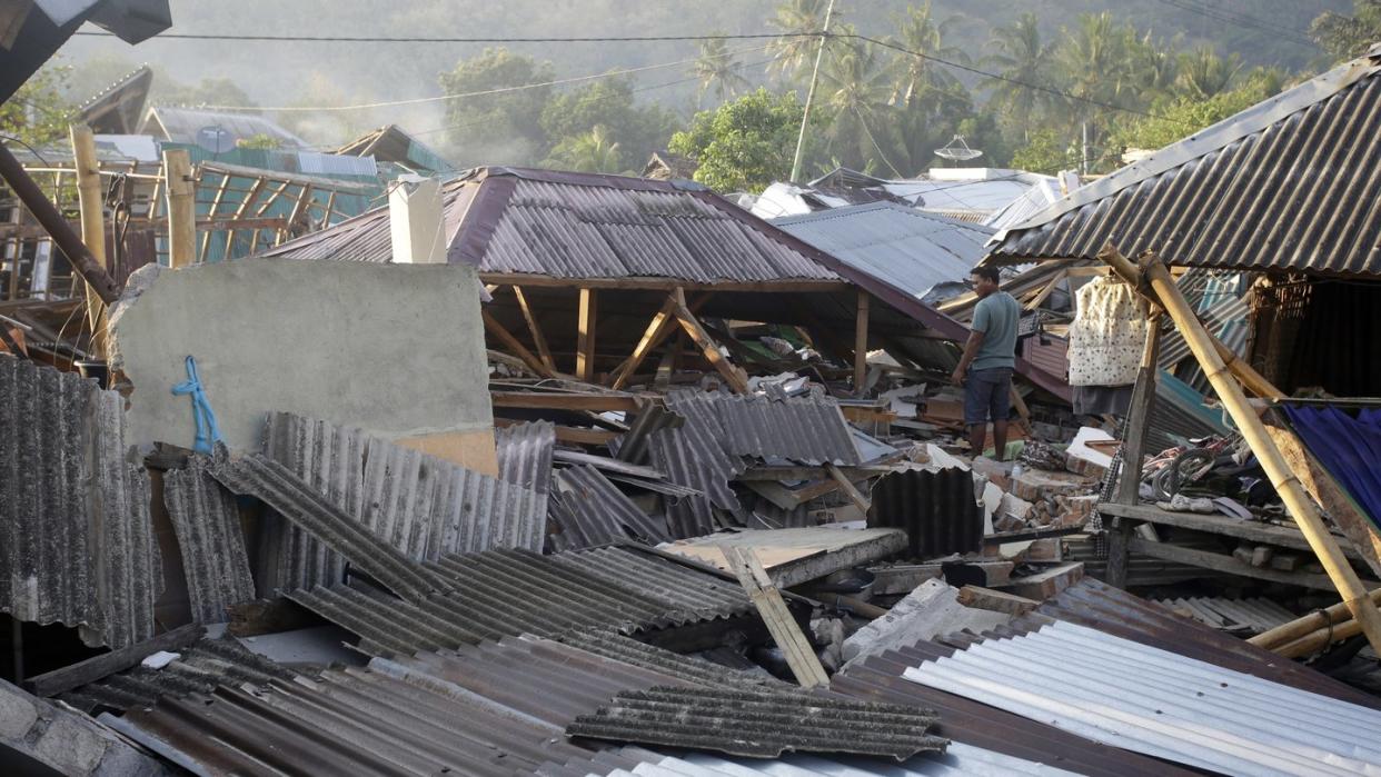 Ein Mann inspiziert den Schaden seines Hauses, das durch das verheerende Erdbeben zerstört wurde. Foto: Firdia Lisnawati/AP