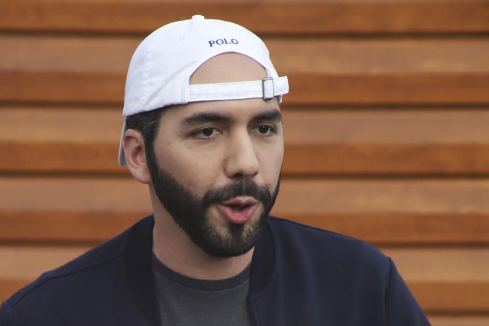 En esta fotografía de archivo del 17 de febrero de 2021, el presidente salvadoreño Nayib Bukele habla antes del inicio del proceso de inmunización del personal médico con la vacuna AstraZeneca para el COVID-19 en la Unidad Médica Atlacatl del Instituto Salvadoreño del Seguro Social en San Salvador, El Salvador. Bukele, quien se convirtió en presidente al derrotar al izquierdista Frente Farabundo Martí de Liberación Nacional (FMLN) y al partido de derecha Alianza Republicana Nacionalista (ARENA), fue expulsado del FMLN en octubre de 2017 tras ser acusado de violar los principios del partido. Pero en los pasados comicios legislativos y municipales, el partido de Bukele propinó una paliza a esas dos fuerzas políticas. (Foto AP/Salvador Meléndez, Archivo)