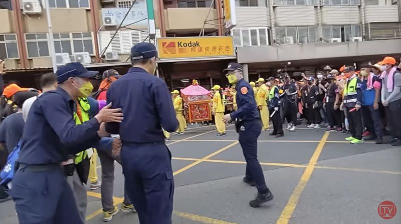 ▲白沙屯媽祖的「粉紅超跑」在行經大肚沙田路三段時，在烏日警分局大肚分駐所前停下來。（圖/白沙屯媽祖網路電視台YT）