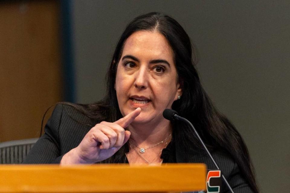 La abogada municipal de Miami Victoria Méndez habla durante una reunión de la comisión en el Ayuntamiento de Miami, el jueves 11 de abril de 2024.