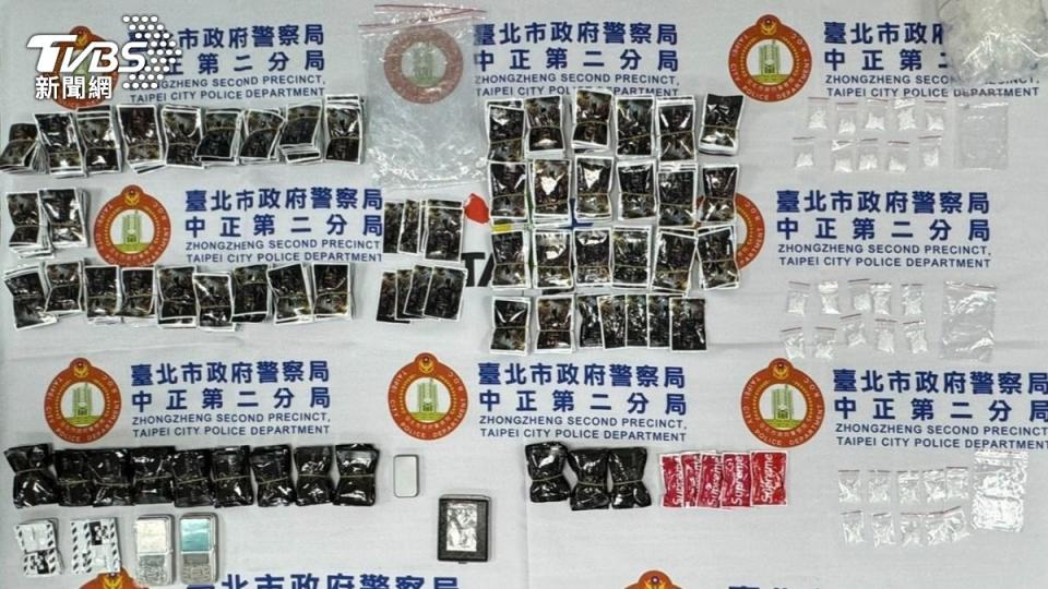 警方查獲毒品咖啡包、K他命等證物。（圖／TVBS）
