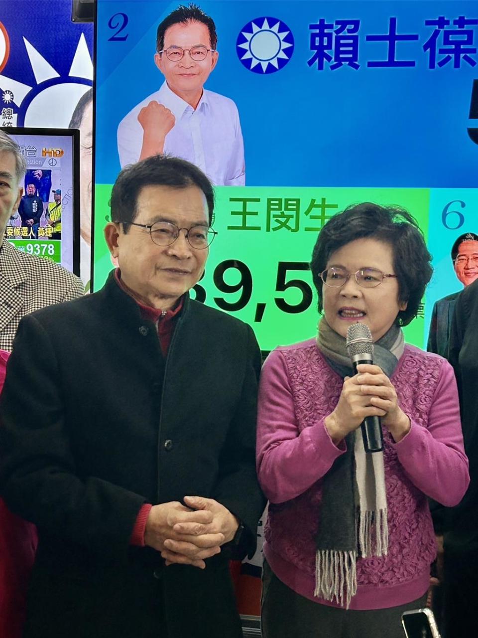 國民黨台北市八選區（文山、中正）立委候選人賴士葆（左）晚間自行宣布當選。（劉彥宜攝）