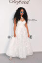 C’est dans une robe nuptiale que la chanteuse H.E.R est venue assister à la soirée amfAR. Comme Kendall Jenner, elle portait une création de la collection capsule Giambattista Valli X H&M. On a beau être au plus beau gala de charité, cela n’empêche pas les marques de faire leur promotion !