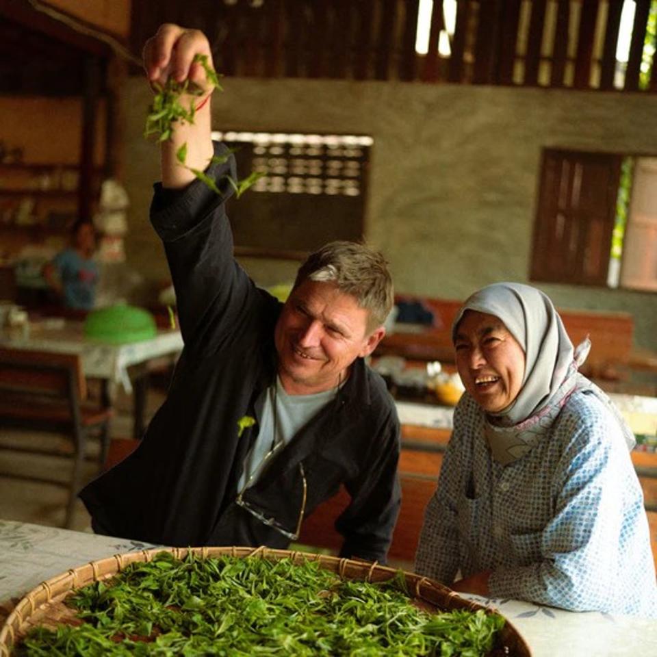 創辦人Kenneth Rimdahl於2000年前往泰國，與當地茶農交流、了解泰國茶園環境。（翻攝自monteaco官網）