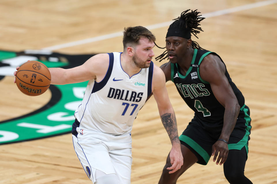 Jrue Holiday (4) ha pesado para los Boston Celtics en ambos lados de la duela. El ala fue adquirido procedente de los Portland Trail Blazers después de haber sido campeón con los Milwaukee Bucks. (Foto: Adam Glanzman/Getty Images)