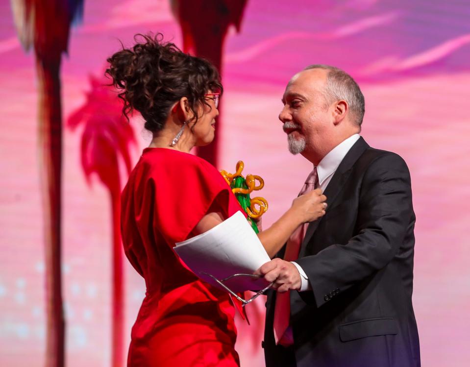 Paul Giamatti receives the Icon Award from presenter Sandra Oh.