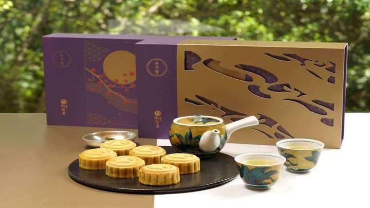 日勝生加賀屋秉持頂級職人工序，推出限量日式桃山月餅－「紫耀金月」。(圖：日勝生提供)