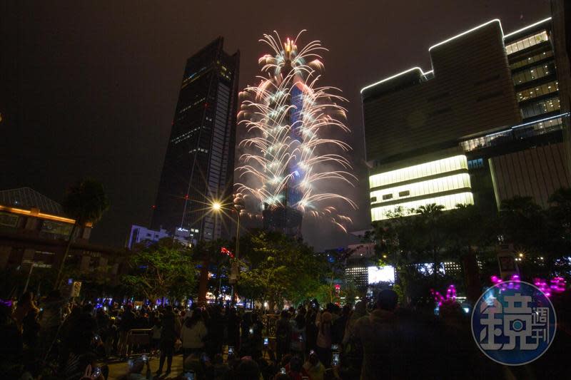 台北101今日對外宣布，無論跨年晚會是否舉辦，將按照既定計劃，施放跨年精采煙火。（本刊資料照）