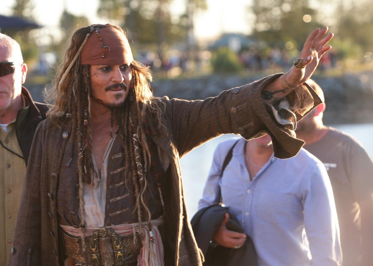 CLEVELAND, AUSTRALIA - 2 DE JUNIO: (FUERA DE EUROPA Y AUSTRALASIA) El actor estadounidense Johnny Depp, vestido como 'Capitán Jack Sparrow', saluda a los lugareños en Cleveland en Redland City, Queensland, después de un día de rodaje de 'Piratas del Caribe: La venganza de Salazar'. (Foto de Peter Wallis/Newspix/Getty Images)