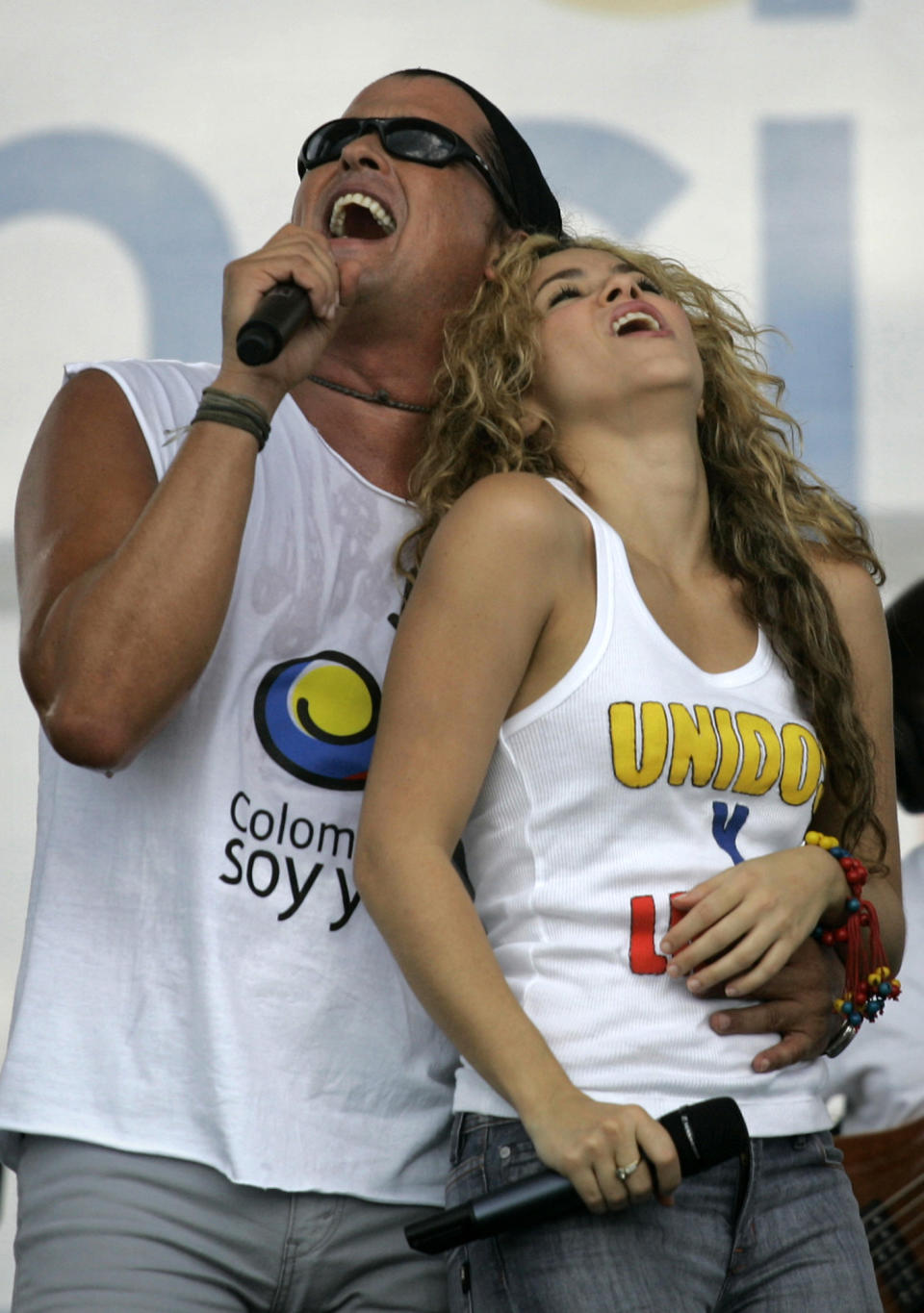 ARCHIVO - Shakira y Carlos Vives durante su presentación en el concierto por la paz en Leticia, Colombia, en una fotografía de archivo del 20 de julio de 2008. Un cantante y productor cubano presentó una demanda por plagio el martes 3 de marzo de 2017 contra los astros pop Shakira y Carlos Vives por supuestamente copiar fragmentos de una canción de 1997 para su éxito “La bicicleta”. (Foto AP/William Fernando Martinez, archivo)