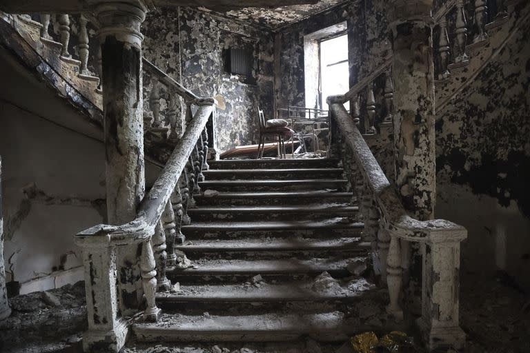 En la imagen, vista del interior del teatro dañado durante los combates en Mariúpol, en territorio controlado por el gobierno de la República Popular de Donetsk, en el este de Ucrania, el 4 de abril de 2022. (AP Foto/Alexei Alexandrov)