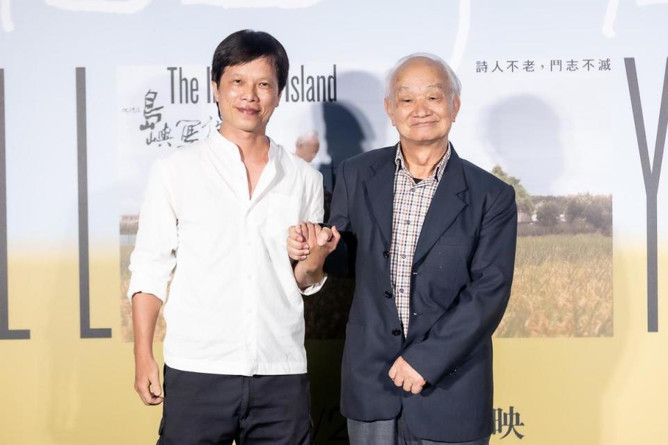 導演林靖傑（左）與詩人吳晟（右）攜手完成紀錄片《他還年輕》。（目宿媒體提供）