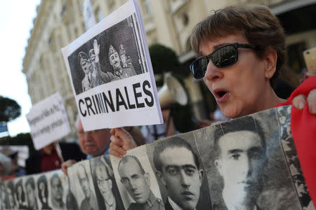 Protesters in favor of the Socialist's government's plans to exhume the remains of former dictator Francisco Franco from the giant mausoleum at "The Valley of the Fallen", gather outside parliament before the vote in Madrid, Spain, September 13, 2018. REUTERS/Susana Vera