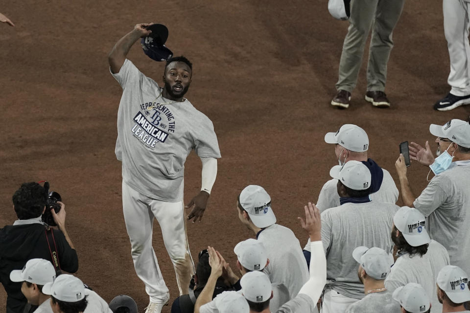 El cubano Randy Arozarena, de los Rays de Tampa Bay, festeja tras ser nombrado el Jugador Más Valioso de la Serie de Campeonato de la Liga Americana ante los Astros de Houston, el sábado 17 de octubre de 2020 (AP Foto/Jae C. Hong)