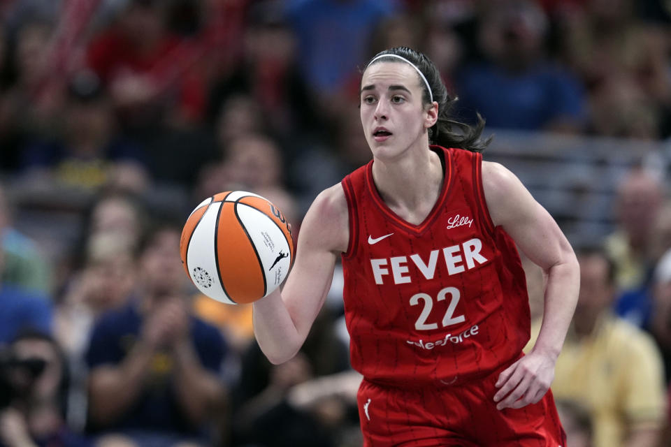 Caitlin Clark van Indiana Fever dribbelt tijdens de tweede helft van een WNBA-basketbalwedstrijd tegen de New York Liberty, zaterdag 6 juli 2024, in Indianapolis.  (AP-foto/Darron Cummings)