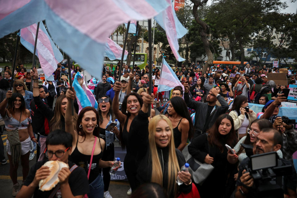 LGBTQ+團體17日「國際免於恐同日」在首都利馬發起示威活動，抗議秘魯政府一項修正健保納保的新法令，將變性及性別認同等歸入心理健康問題層面。（路透社）