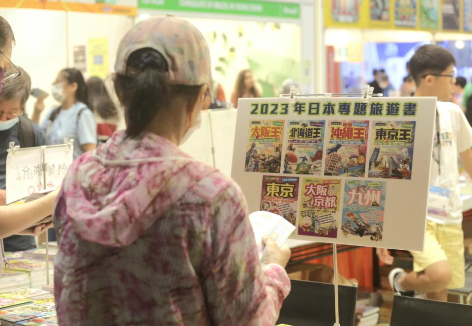 通關之後，不少港人恢復外遊，旅遊書是今年主打之一，出版旅遊書的負責人表示東京、大阪、台北、曼谷的旅遊書最熱門。