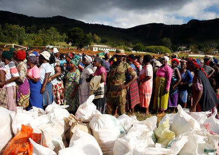 Survivors of Cyclone Idai queue to collect food aid at Ngangu in Chimanimani, Zimbabwe, March 22, 2019. REUTERS/Philimon Bulawayo