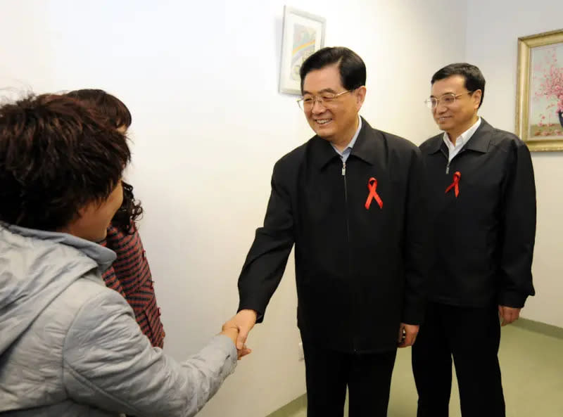 ▲圖為2008年李克強與前中國國家主席胡錦濤（中）在北京醫院看望愛滋患者與考察醫護工作。（圖／翻攝自新華社）