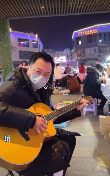 黎耀祥近來因為一段在街頭彈吉他的影片掀起熱議。（圖／翻攝自微博）