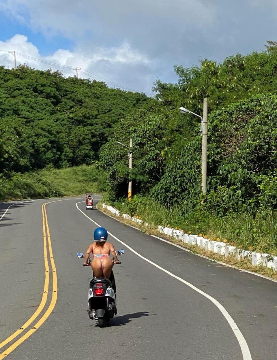 網友捕捉比基尼女子蹲著騎車的好笑畫面。（翻攝自爆廢公社）