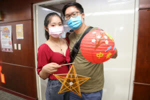 來自越南的新住民范氏梅簪分享，越南的燈籠是五星造型。（圖／移民署提供）