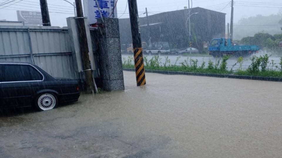 高雄仁武區下午下起大雷雨，水管路近義大二路口淹水，水深達30公分。（圖／翻攝自仁武人大小事臉書）