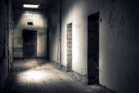 <p>One of the hallways in Rauceby, an abandoned mental asylum in Lincolnshire. (Photo: Simon Robson/Caters News) </p>