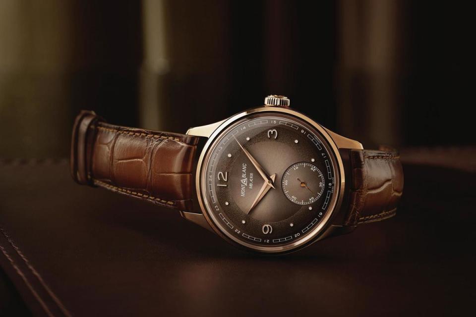 傳承系列Pythagore腕錶的面盤採用漸層色面，配上放射紋路，展現絕佳古典樣貌。