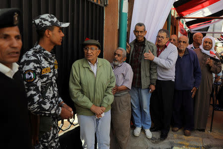 Men queue to vote outside a polling station during the presidential election in Cairo, Egypt March 26, 2018. REUTERS/Ammar Awad