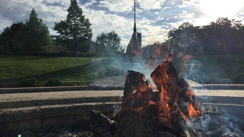 Rain delays powwow, but can't stop Winnipeg's National Aboriginal Day celebrations