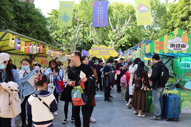 上海國際咖啡文化節  市集現人潮 上海在5、6月舉行「五五購物節」，打造城市消費嘉 年華，其中一項活動是上海國際咖啡文化節，適逢 「五一」假期首日的好天氣，思南書局打造的美好書 店節及咖啡季活動吸引不少人。 中央社記者張淑伶上海攝  113年5月1日 