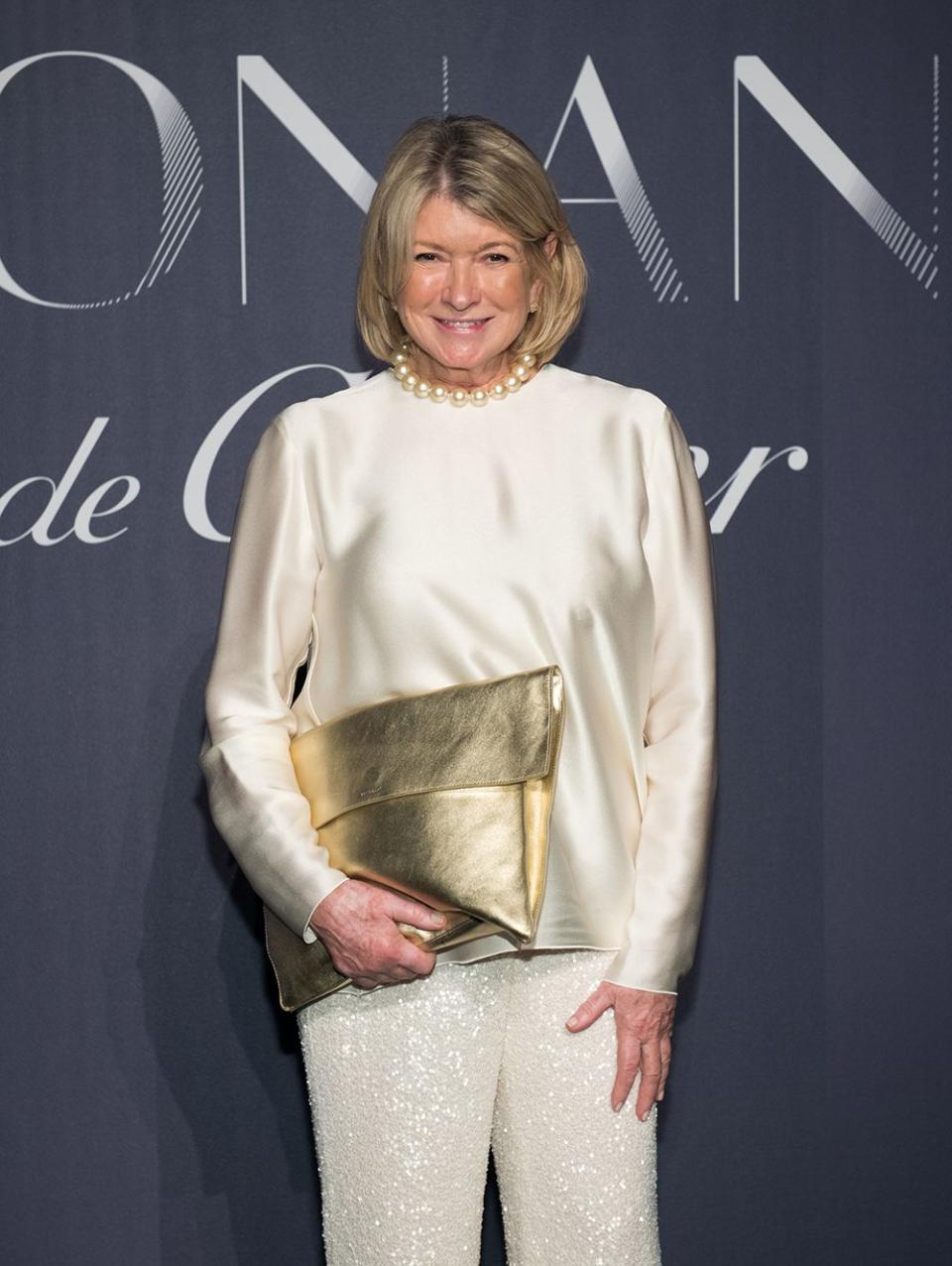 <h3>瑪莎史都華Martha Stewart</h3> <p>出生年份：1941年（77歲）</p> <p>注重生活品質的作家瑪莎史都華Martha Stewart，花了許多時間在她的溫室以及院子上。這不僅能夠燃燒卡路里和減壓，還是一個獲得有機蔬果的途徑。在冬季時她會在溫室裡種植有機蔬菜，夏季時則栽種於花園中。Martha Stewart曾表示，自己所喝的精力湯全都來自親手種植的有機蔬菜。</p> <p>延伸閱讀＞＞<a href="https://www.harpersbazaar.com/tw/beauty/bodyandhealth/news/g2073/ellen-degeneres-young-bodycare/" rel="nofollow noopener" target="_blank" data-ylk="slk:艾倫狄珍妮Ellen DeGeneres - 看不出歲月痕跡的日常保養秘方;elm:context_link;itc:0;sec:content-canvas" class="link ">艾倫狄珍妮Ellen DeGeneres - 看不出歲月痕跡的日常保養秘方</a><br>延伸閱讀＞＞<a href="https://www.harpersbazaar.com/tw/beauty/bodyandhealth/news/g1428/old-hollywood-stars-diet-and-exercise-habits/" rel="nofollow noopener" target="_blank" data-ylk="slk:經典的代名詞：好萊塢傳奇女星們的飲食及健身習慣;elm:context_link;itc:0;sec:content-canvas" class="link ">經典的代名詞：好萊塢傳奇女星們的飲食及健身習慣</a><br><br></p> <cite>Getty Images</cite>