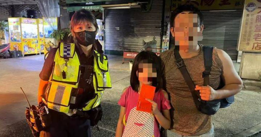 台中市警方日前在霧峰區巡邏時，發現1名男子帶著年幼女童在路上行走，2人看起來疲憊不堪。（圖／翻攝畫面）