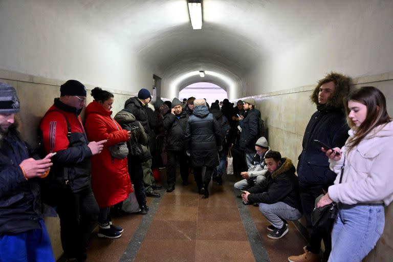 Residentes de Kiev buscan refugio en una estación de metro tras sonar las alarmas antiaéreas