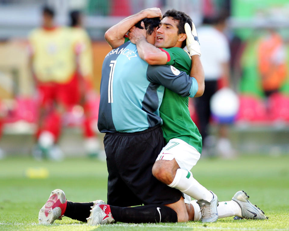 Oswaldo Sánchez se abraza con Sinha al acabar el partido entre México e Irán del Mundial de Alemania 2006. (T. Quinn/WireImage)emberg, Germany on June 11, 2006.  Mexico stunned Iran for a 3-1 victory dedicated to the memory of Sanchez's father who passed away last week. (Photo by T. Quinn/WireImage)