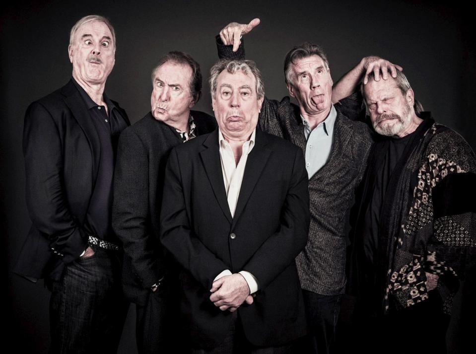 Die Comeback-Show 2014 war das letzte Mal, dass die fünf verbliebenen Mitglieder von Monty Python gemeinsam Spaß hatten: (von links) John Cleese, Eric Idle, Terry Jones, Michael Palin und Terry Gilliam. Nach dem Tod von Terry Jones ist die Zukunft der Truppe ungewiss. (Bild: ZDF / Andy Gotts)